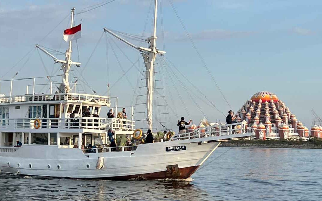 Sunset Sailing Pinisi Makassar : Sensasi Senja di Laut yang Tak Terlupakan