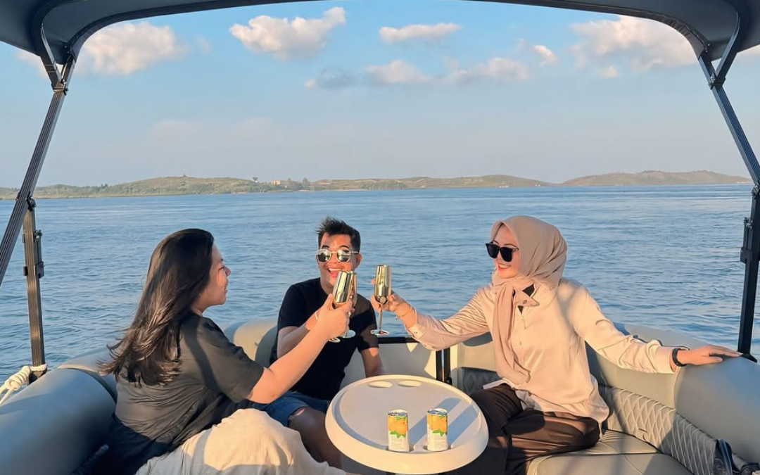 Menjelajahi Keindahan Batam dengan Luxury Pontoon Boat Pertama di Batam